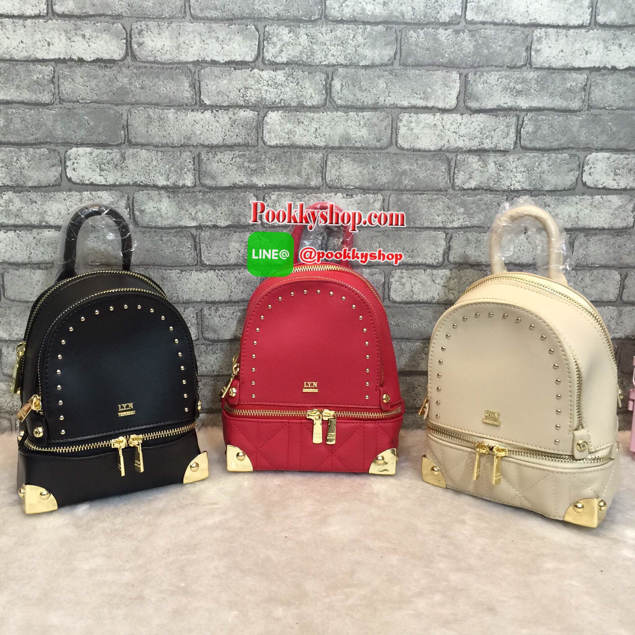 เป้ LYN EVITA BACKPACK กระเป๋าสะพายหลัง ยี่ห้อ LYN แท้ รุ่นใหม่ชนชอป 2017 กระเป๋าเป้ขนาดกะทัดรัด วัสดุหนังPU มุมกระเป๋าทั้ง4มุมและฐานด้านล่าง มีโลหะและหมุดสีทองทั้งสีด้าน ทำให้ตั้งอยู่ทรงได้ง่ายขึ้น หัวซิปปั้มโลโก้ทุกจุด มีช่องซิป2ช่องใหญ่ ยังมีด้านหน้าแต