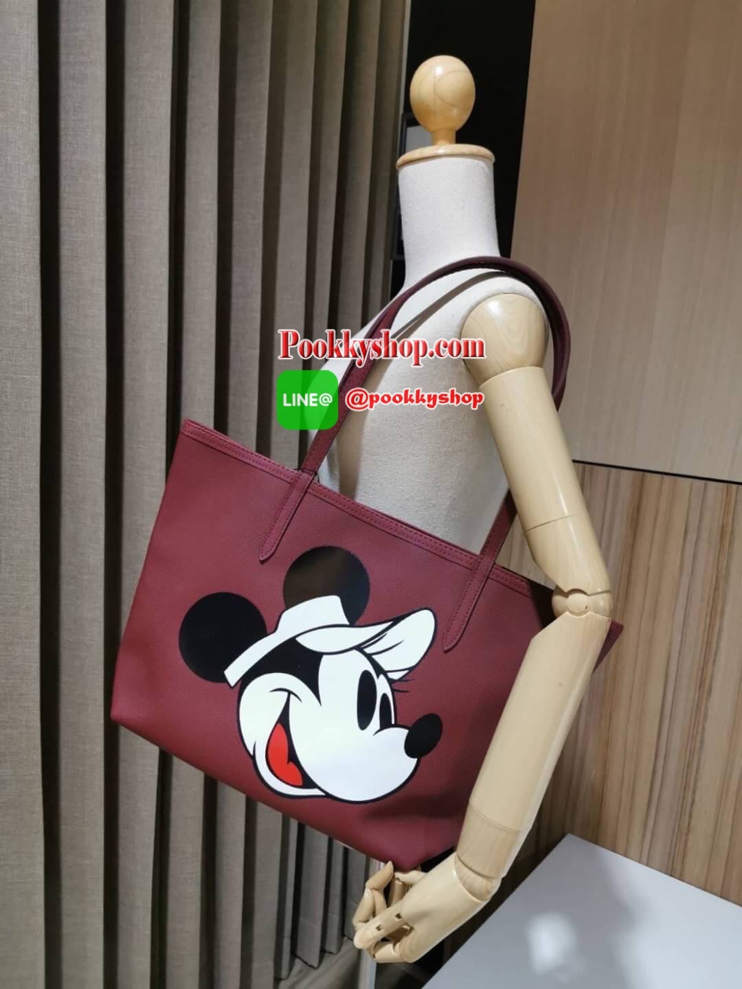 Don't Miss! Best Seller! ซื้อ1ได้ถึง2!! New! & Limited x Disney Holiday Collection Reversible Tote Bag With Clutch คอลเลคชั่นดิสนีย์ทรงTote มาพร้อมใบเล็กเข้าชุดสุดคุ้มสามารถแยกใช้ได้ วัสดุหนัง Saffiano สวยกันน้ำดูแลรักษาง่ายดีไซน์โดดเด่นมีลูก