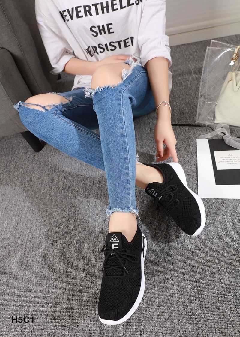 สินค้าพร้อมส่ง มาใหม่จ้าา รองเท้าผ้าใบแฟชั่น งานผ้าระบายอากาศ แต่งเชือกเพิ่ม ความกระชับจ้า พื้นยางขอบยางกันลื่น งานสวย ลุคหวาน เท่ห์ ลงตัวจ้าา