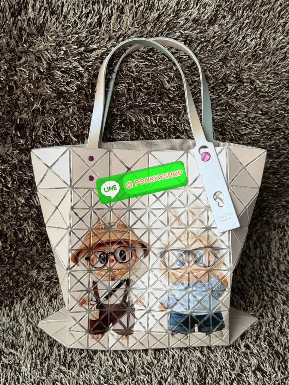 Baobao Issey Miyake x Labubu tote bag อีกหนึ่งซีรีย์สุดลิมิเตทที่น่าสะสม กำลังเป็นกระแสสำหรับ Labubu อาร์ตทอยชื่อดังที่ทุกคนรู้จัก นำมาผสมผสานให้เป็นกระเป๋าทรง tote bag ที่เหมาะกับการใช้งานในชีวิตประจำวัน ด้วยขนาด13นิ้ว ทำให้ใส่สิ่งของได้ครบครัน รวมถึงเอก