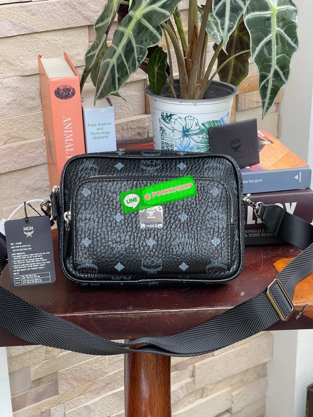 ð MCM KLASSIK CROSSBODY in Visetos( Small )āļāļĢāļ°āđāļāđāļēāļāļĢāļāļŠāļāļāļāļĩāđ Klassik āļāļĩāđāļĄāļĩāļĨāļąāļāļĐāļāļ°āļāļĢāļāļāļēāļĄāļāļ·āđāļ āļāļāļāđāļāļāļŠāđāļāļĨāđāļāļĨāļēāļŠāļŠāļīāļ āđāļāļĢāļāļŠāļĢāđāļēāļāļāļĢāļ°āđāļāđāļēāļāđāļģāļŦāļāļąāļāđāļāļēāļĄāļāļāļāļīāļŠāļĢāļ°āđāļŦāļāļ·āļāļāļąāđāļ āļāđāļēāđāļāđāļāļĨāļ·āļāļāļāļīāļ§āļĨāļēāļĒ Visetos āļāļąāļāđāļāđāļāđāļāļāļĨāļąāļāļĐāļāđāļāļāļmcm āđāļāļāļĩāđāļāļ·āļāđāļāļāđāļāļŠāļāļāļĢāļĩāđāđāļāļāđāļŪāļāļāđāļāļĢāļĩāļāļĩāđāļŠāļĄāļāļđāļĢāļāđāđāļāļāļāļĩ