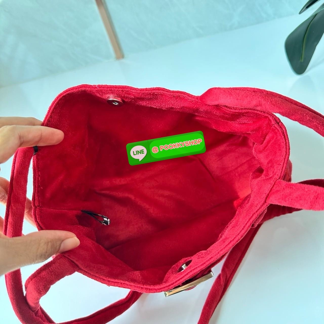 GENTLEWOMAN SUEDE BALLERINA BAG 🔖กระเป๋า Ballerina Bag ในวัสดุหนังกลับ (suede edition) พร้อมโลโก้ปักสีเดียวและรายละเอียดหัวเข็มขัด ทำให้ดูเก๋มีสไตล์โดดเด่น 🔖วัสดุ: หนังกลับ 🔖เปิด-ปิดแบบสแน๊บแม่เหล็ก ภายช่องโล่งกว้างจุของได้เยอะ