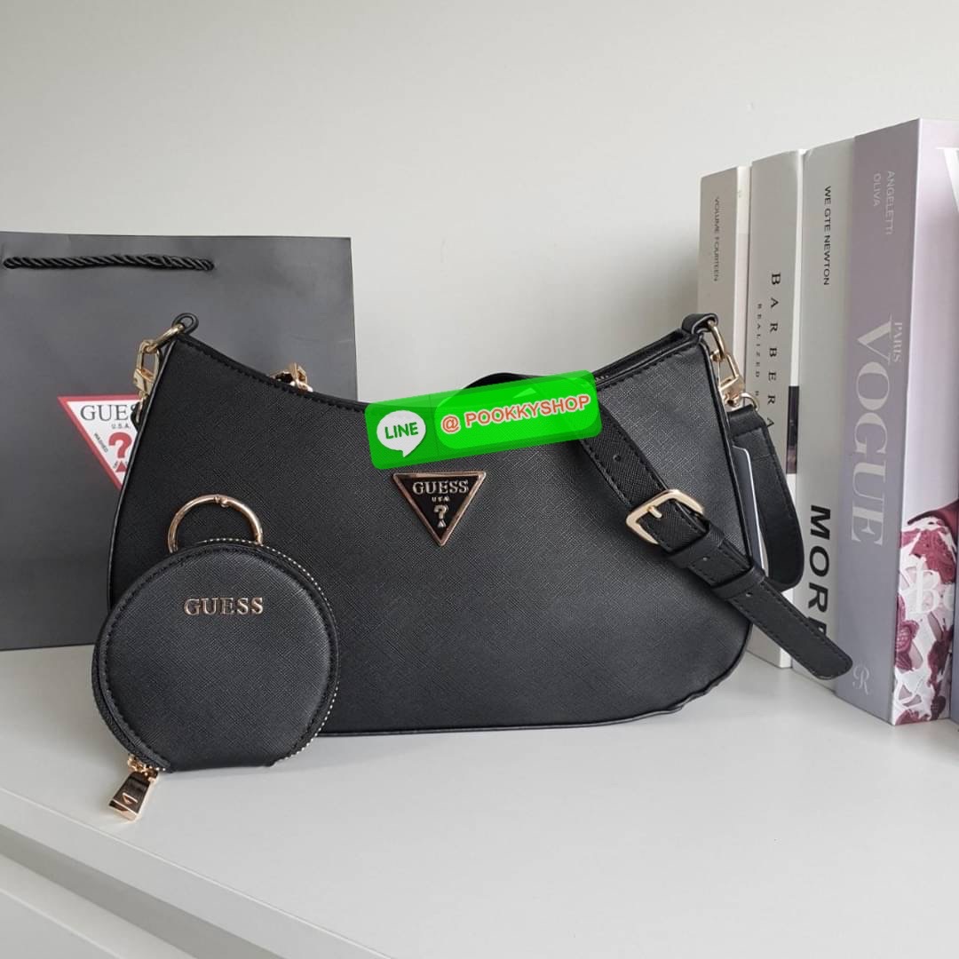 รุ่นใหม่ล่าสุด! GUESS ALEXIE TOP ZIP SHOULDER BAG กระเป๋าทรงยอดฮิต ซื้อ1ได้ถึง2ไอเท็ม วัสดุตัวหนังลาย SAFFIANO สวยหรู เปิดปิดด้วยซิปยาว ด้านในใส่กระเป๋าสตางค์ยาว มือถือได้ทุกรุ่น พร้อมช่องซิปและช่องใส่บัตรแยกให้ เพิ่มความน่ารักด้วย กระเป๋าใส่เหรียญใบเล็กท