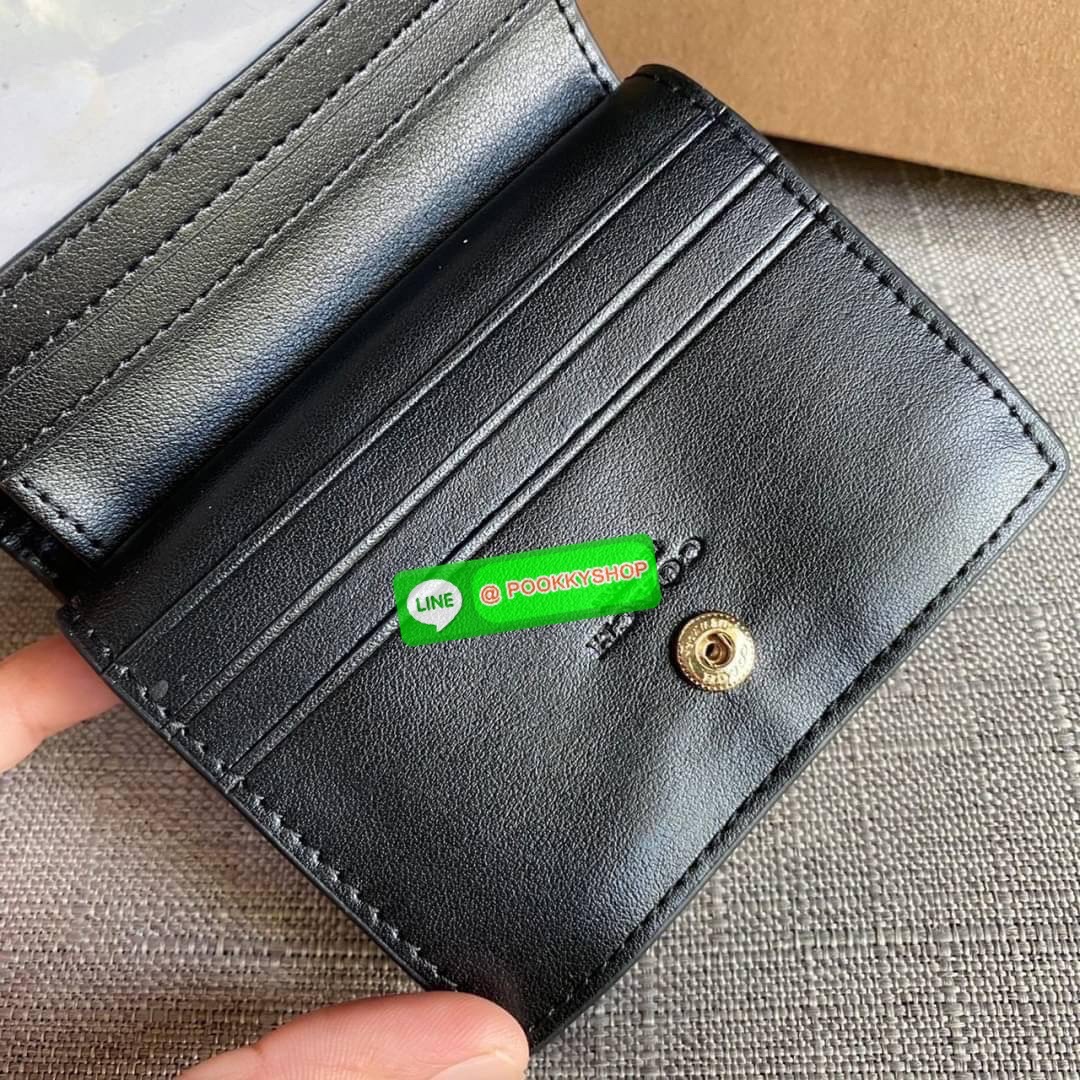 COACH X JEAN MICHEL BASQUIAT SNAP WALLET (COACH C5614) 🛍กระเป๋าสตางค์ใบเล็ก พกพาสะดวก วัสดุหนังแท้ ทนทาน เปิด-ปิดด้วยกระดุม ภายในมีช่องใส่บัตร ใส่ธนบัตรได้ทุกชนิด พร้อมช่องซิปแยกใส่เหรียญคะ