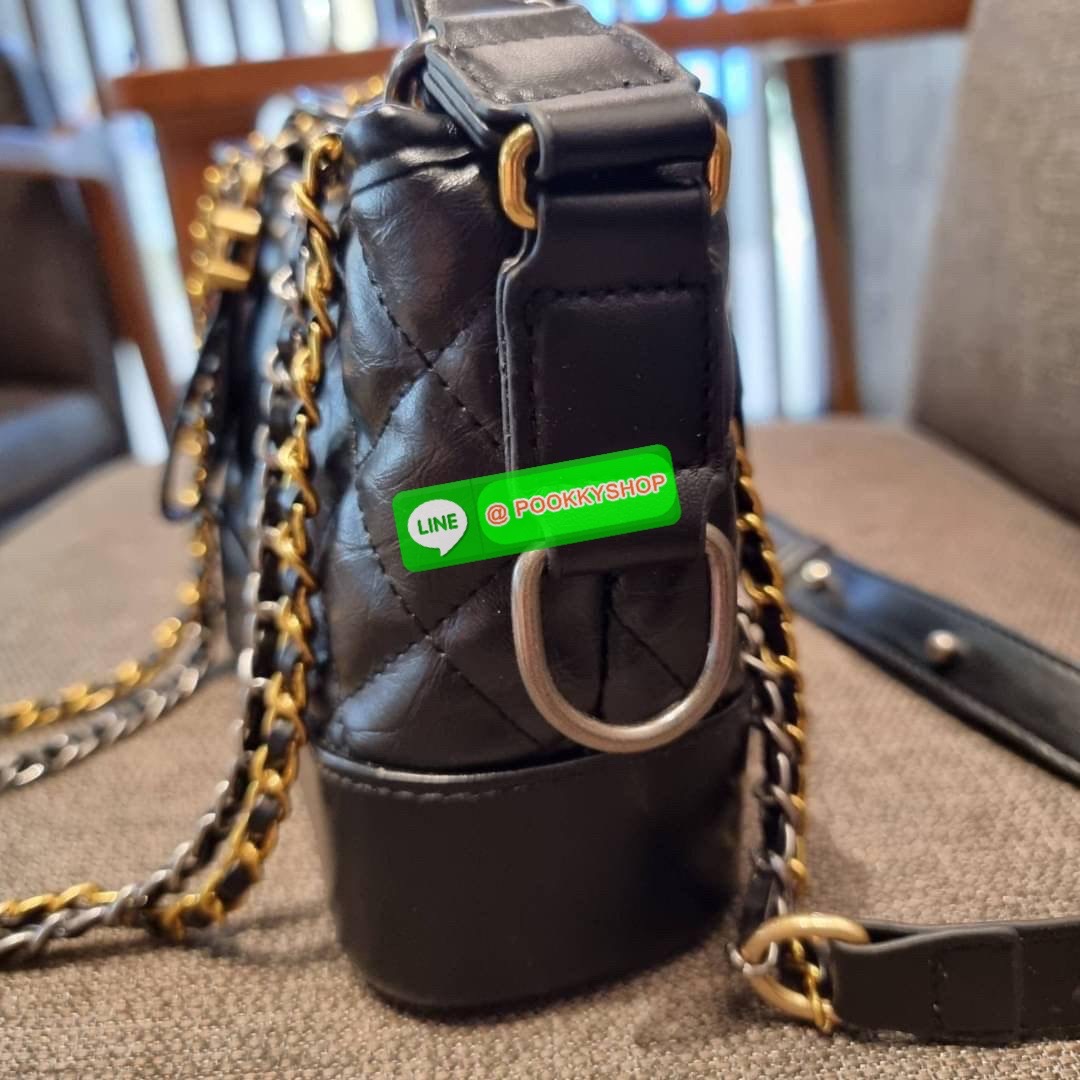 RESTOCK!! LIMITED SHOULDER BAG พรีเมี่ยมกิ๊ฟ Chanel ไซส์คลาสสิค กระเป๋าสะพายข้าง/ไหล่ หนังสังเคราะห์ นิ่ม หรู มาพร้อมพวงกุญแจสัญลักษณ์แบรนด์ พิเศษ!! สายคล้อง jumbo font เพิ่มดีเทลความแพง อะไหล่พร้อมโซ่สะพายสีทองสลับสีเงินรมดำ สามารถสะพาย crossbody หรือสะพ