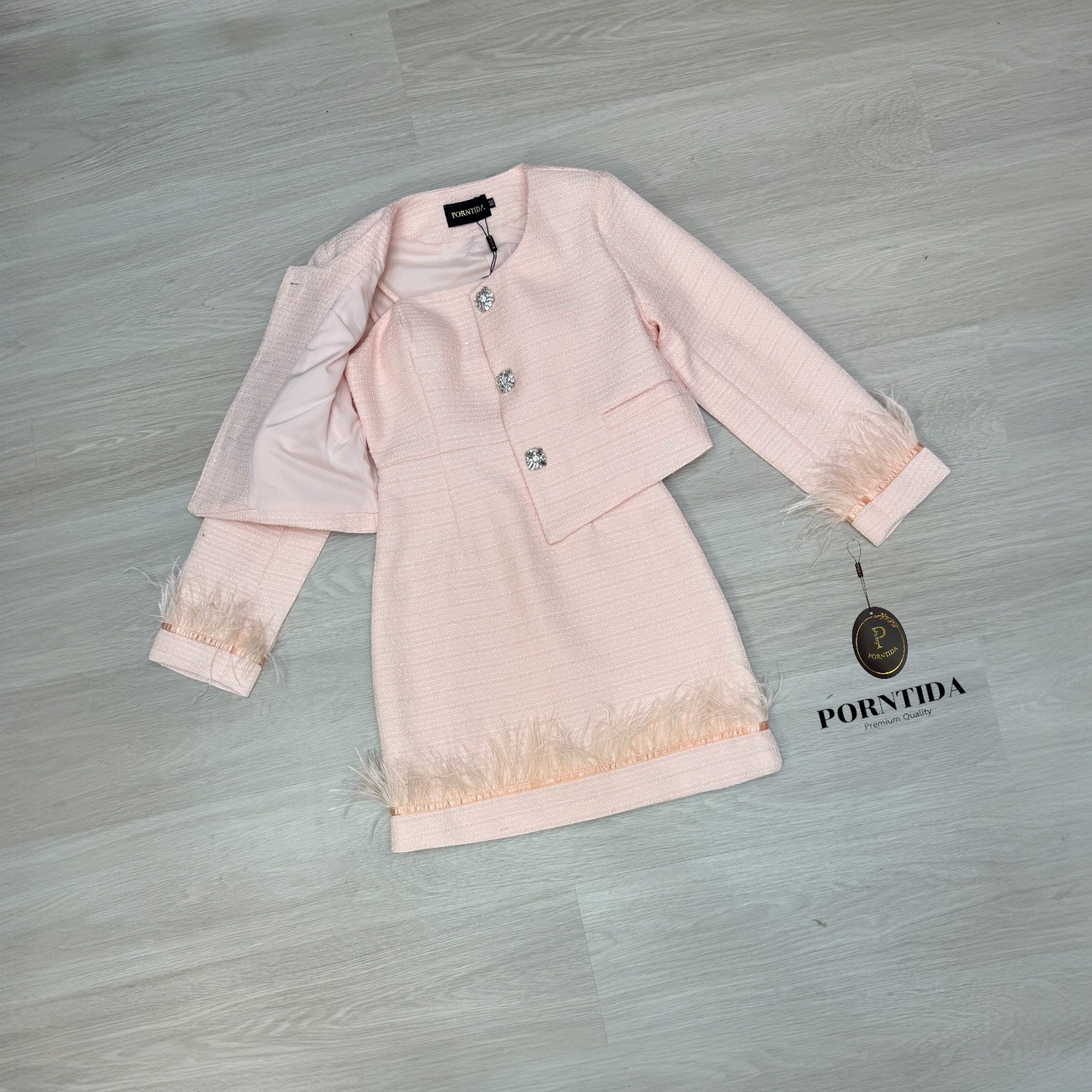 ชุดเซทแฟชั่น ชุดเดรส2ชิ้นผ้าทวีต งานเดรสชมพู มีเสื้อคลุมให้กระดุมเสื้อคลุมด้านหน้ากระดุมเพชร