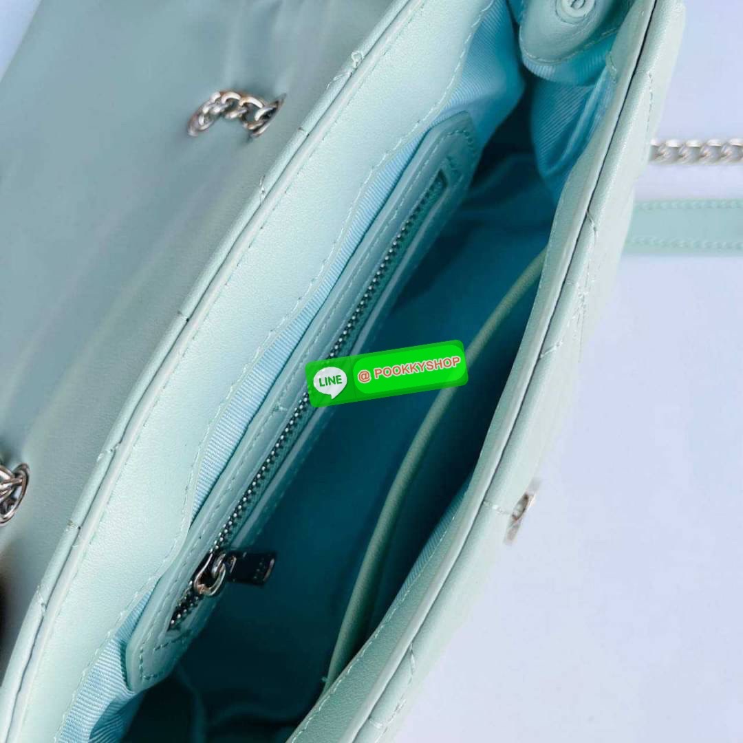 Lyn ลายตารางสุดฮิต หนังนิ่ม ตั้งอยู่ทรง ประดับพวงกุญแจรูปตัว L เปิดปิดด้วยกระดุมแม่เหล็ก สะดวกใช้