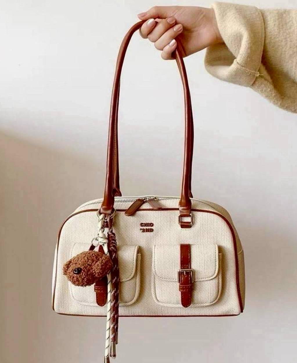 กระเป๋าสะพาย คล้องไหล่ คล้องแขน ทรง Chio2nd ดีไซน์สวยหรู โทนสีสวย กระเป๋าผ้าแคนวาสอย่างดี สายและก้นเป็นหนังสีน้ำตาล คู่สีนี้ใส่เข้าง่ายกับทุกลุค มาพร้อมพวงกุญแจ สุดน่ารัก น่าเลิฟ💓