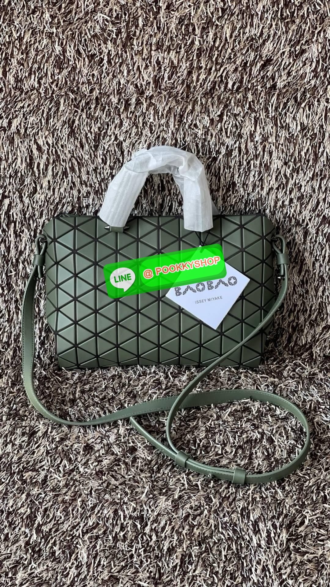 *Small BAO BAO ISSEY MIYAKE TONNEAU เป็น ซีรีย์ที่มีเอกลักษณ์เฉพาะตัว ด้วยแผ่นสามเหลี่ยมที่มีสัญลักษณ์เท่ากันทุกด้าน และยังผสมผสานงานดีไซน์ อันสง่างามเท่ากับฟังก์ชั่น การใช้งานสุดพิเศษ โดยมีจุดเด่นที่ซิปด้านบน สำหรับเปิดปิดและมีสายสะพายไหล่ ที่สามารถถอดออ