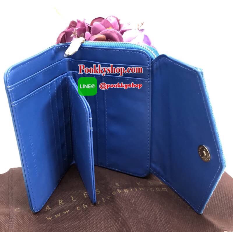 New!!! CHARLES & KEITH SMALL ENVELLOPE WALLET BAG สีออกใหม่ปี 2018 โลโก้ อะไหล่ทองค่ะ!!! พร้อมส่งสินค้าเข้าใหม่ค่ะ!!! กระเป๋าสตางค์ใบสั้น ขนาดกำลังดี หนังเรียบ ด้านหน้าปั้มโลโก้แบรนด์ เปิดปิดช่องหลักแบบแม่เหล็ก ด้านในมีช่องใส่บัตรได้ถึง15 ช่อง เยอะมากค่า