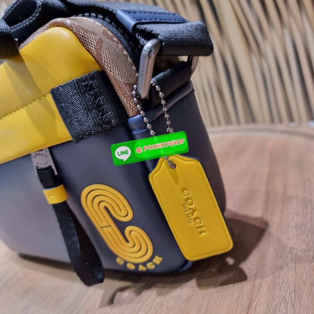 COACH 2373 EDGE CROSSBODY ความเท่ never die!! กระเป๋าครอสบอดี้ทรงยอดฮิต ที่หนุ่มๆไม่ควรพลาด รูปทรงดีไซน์คลาสสิค ใช้งานง่าย วัสดุหนังแท้สลับแคนวาส โดดเด่นด้วยลูกเล่นโทนสี ตัวกระเป๋ามีซิปหลัก และซิปด้านหน้า พร้อมช่องแยกด้านหลัง ใส่ของไปเลยเน้นๆ ใส่โทรศัพท์ม
