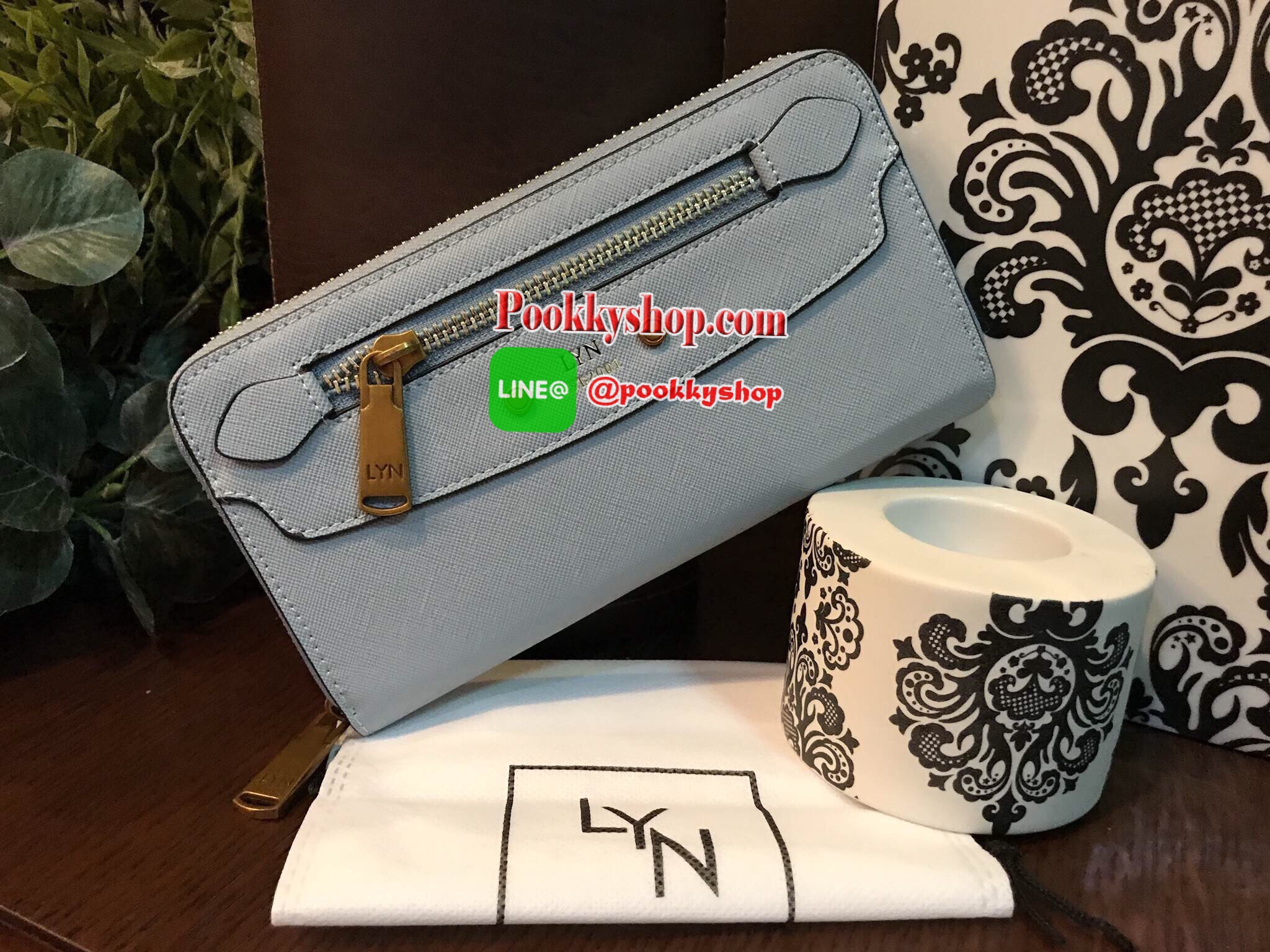 LYN Long Wallet กระเป๋าสตางค์ใบยาวซิปรอบรุ่นใหม่ล่าสุดวัสดุหนัง Saffiano สวยหรูสไตล์ PRADA ด้านหน้ามีโลโก้และช่องซิปใช้งานได้จริง ภายในมีช่องซิปสำหรับใส่เหรียญ, มือถือ iphone และช่องใส่บัตรหลายช่อง หัวซิปปั้มโลโก้แบรนด์ มาพร้อมป้าย Tag เเละถุงผ้ากันฝุ่น L