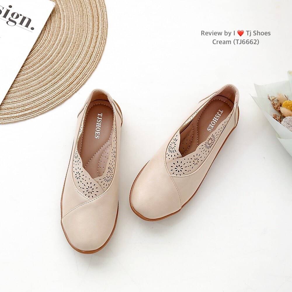 พร้อมส่งรองเท้าเพื่อสุขภาพ ที่ทั่งเกร๋ทั้งน่ารักสุดๆ รองเท้ารุ่นนี้เป็นงานสั่งทำพิเศษ หนังนิ้มนิ่ม มีรูระบายอากาศใส่แล้วเท้าไม่อับ น้ำหนักเบา ใส่นุ่มเดินทั้งวันได้สบายมากๆ ส้นยางเกรดพรีเมี่ยมอย่างดี แมทกับชุดอะไรก็เกร๋ เป็นรุ่นแนะนำ ซื้อไปรับรองไม่ผิดหวัง