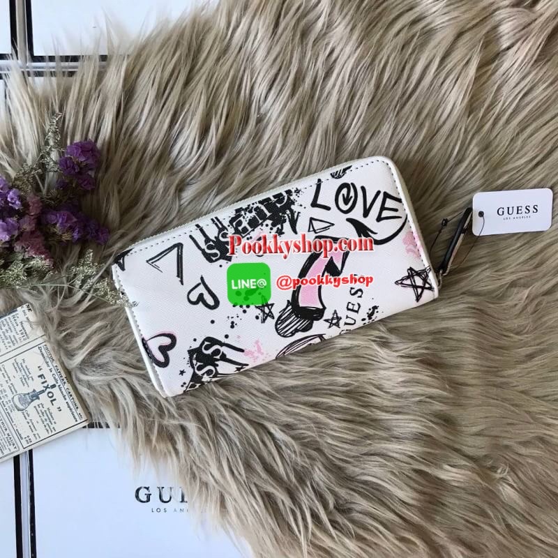 GUESS ABREE PRINTED ZIP-AROUND WALLET กระเป๋าสตางค์ใบยาวด้านหน้าประดับโลโก้แบรนด์นูนสามเหลี่ยม เปิดปิดด้วยซิป ภายในมีช่องใส่บัตร ช่องใส่ธนบัตร มีช่องซิปใส่เหรียญ และมีช่องยาวสามารถใส่บุ๊คแบงค์ได้ค่ะ