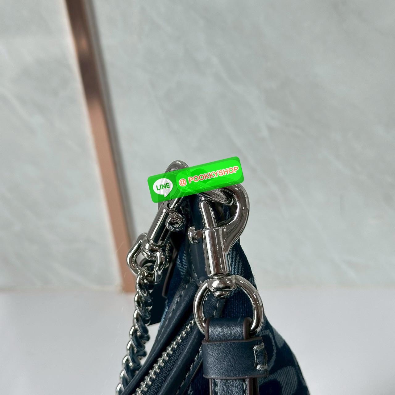 COACH Juliet Small Shoulder Bag 25 in Signature Denim ไอเท็มฮิต! กระเป๋าสะพายทรงฮิต รุ่นใหม่ ดีไซน์สวยคลาสสิก ลาย Signature Denim Blue คาดสายโซ่เงินสุดเก๋ ใส่ของจุกจิกได้พอดี เหมาะทั้งวันสบาย ๆ และออกงาน! วัสดุ: ผ้าแคนวาสลาย Signature Denim / หนังแท้ / อะ