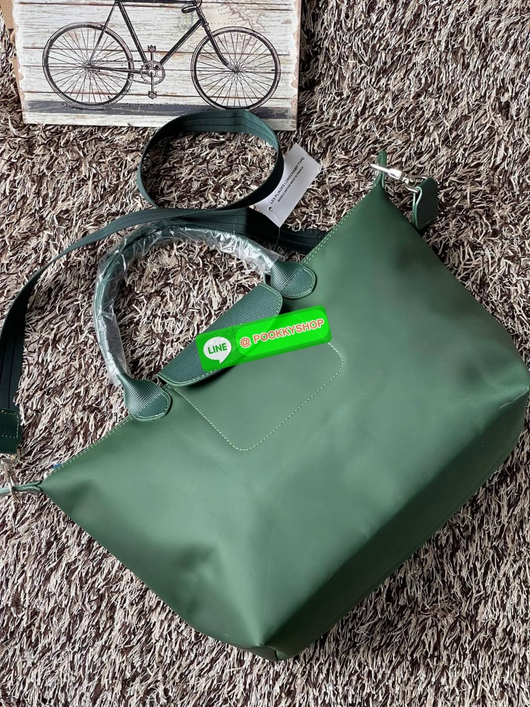 Longchamp Le Pliage Neo Size M มาพบกับกระเป๋ารุ่นยอดนิยม ที่สาวๆ ต้องมีไว้เก็บไว้สักใบ กระเป๋าโท้ทใบนี้ มาพร้อมกับสีที่มีสไตล์เรียบง่าย มีสายสะพายยาวช่วยให้คุณสามารถสะพายไหล่ได้อย่างสบาย ในขณะที่ที่ปิดแบบซิปช่วยให้คุณมั่นใจได้ว่าของด้านในมีความปลอดภัย Le