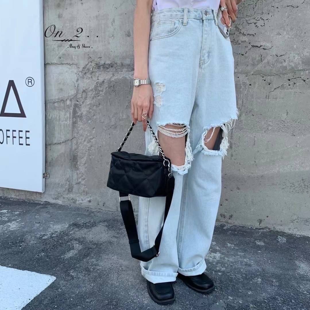 🇰🇷Korean style crossbody bag🇰🇷 🔹กระเป๋าสะพายข้าง หนังพียู 🔹PU Leather crossbody bag 🔹ตัวกระเป๋าเดินด้ายสีดำ เย็บตาราง 🔹สายสั้นเป็นสายโซ่ร้อยหนัง 🔹สายยาวผ้า ปรับความยาวได้ 🔹อะไ