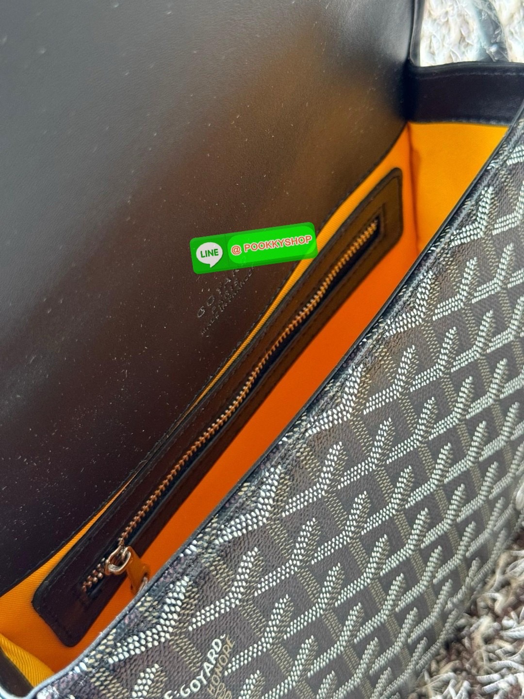 Goyard Belvedere Messenger ถูกออกแบบให้มีน้ำหนักเบาเพื่อความคล่องตัวสามารถใส่สิ่งของ ได้อย่างสบายและถือได้ว่าเหมาะอย่างยิ่ง สำหรับการใส่หลากหลายโอกาสด้วยสายสะพายแบบสะพายข้าง และฝาปิดกระเป๋าทั้งสองฝั่งที่แน่นหนา และยังมีการเพิ่มลูกเล่นด้วย ช่องใส่ของทางด้า