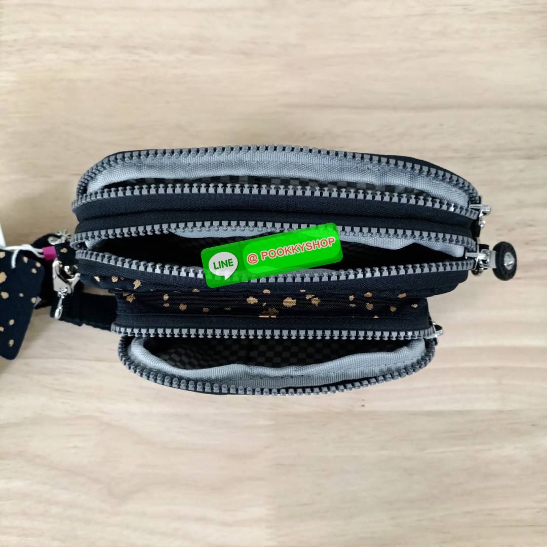 KIPLING Monkey program Seoul up clutch & sling bag รุ่น 2 ซิป (ขนาด 7 นิ้ว) กระเป๋าคล้องมือ หรือ สะพายข้าง ขนาดเล็ก วัสดุ Nylon & Polyester 100% ใช้งานได้ 2 รูปแบบ มีสายสลับเปลี่ยนได้ทั้งแบบคล้องมือ และ สะพายข้าง ตามโอกาสการใช้งาน