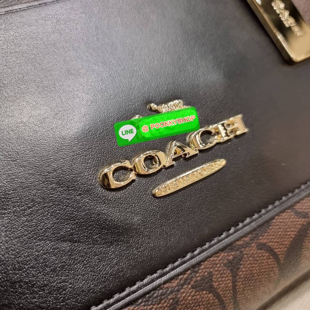 COACH F38089 MINI EMMA SATCHEL IN SIGNATURE CANVAS รุ่นหายาก รุ่นที่สาวๆตามหา จัดมาให้สมกับที่รอคอยกันไปเลยจ้า!! เป็นรุ่นที่ดีไซน์ออกมาให้ใช้งานง่าย สะดวก สวย หรู ดูดี!! กระเป๋าสะพายทรงสวย วัสดุหนังแคนวาสเคลือบลาย มาพร้อมสายสะพายข้างและหูจับในตัว ถอดออกถื