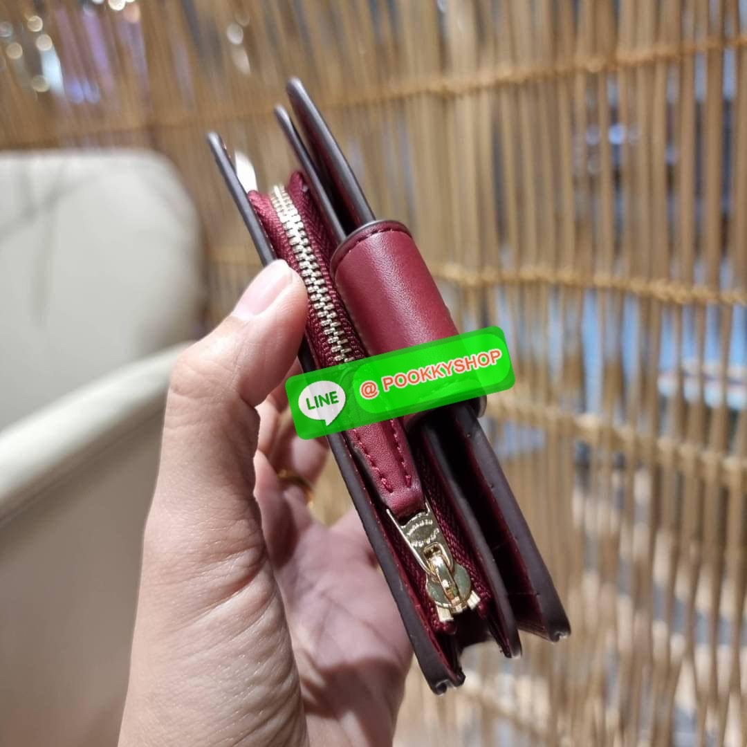 COACH C7413 MEDIUM CORNER ZIP WALLET WITH ORNAMENT PRINT คอลเลคชั่นใหม่ กระเป๋าสตางค์ใบกลาง ดีไซน์ใหม่ สุดหรู คละลายพริ้นท์เต็มใบ น่าใช้ไปอีก วัสดุหนังแคนวาสเคลือบลาย ภายในมีช่องใส่บัตร ใส่ธนบัตรได้ครบ และมีช่องซิปแยก ใบจริงสวยมากๆ แนะนำจ้า ราคาสุดคุ้มครบ