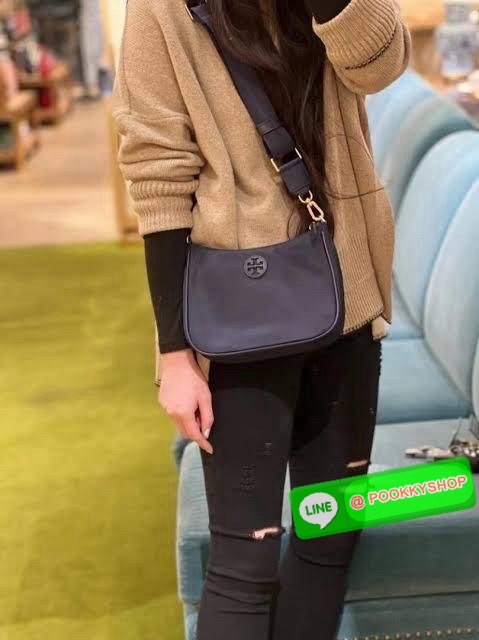 Tory burch nylon web mini hobo เป็นอีกหนึ่งตัวเลือกที่น่าสนใจสำหรับคนที่กำลังมองหากระเป๋าที่เน้นการใช้งาน ดีไซน์เรียบง่าย น้ำหนักเบา เน้นการใช้งานเป็นหลัก อีกทั้งยังมีสายสะพายแบบสปอร์ตช่วยคุณสะพายบนไหล่หรือครอสบอดี้ได้สะดวก ที่สำคัญ ผลิตจากผ้าไนลอนที่มีคว