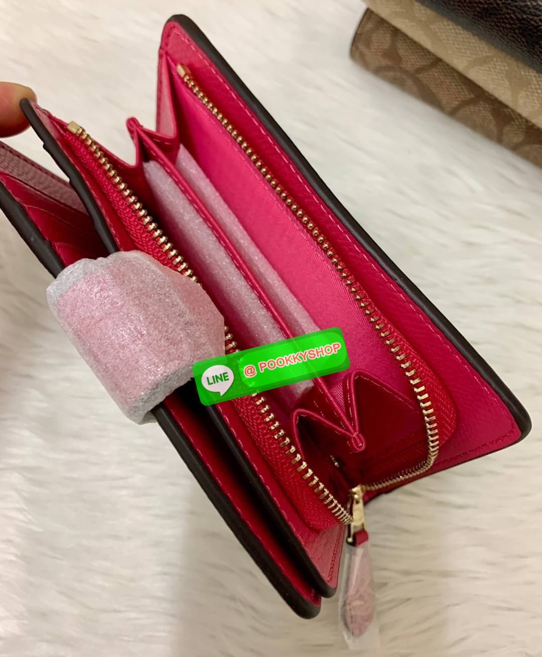 COACH MEDIUM CORNER ZIP WALLET IN SIGNATURE CANVAS ((53562)) 💋กลับมาอีกครั้งค่ะ! กระเป๋าเงินใบกลางหนัง pvc canvas สวยงามค่ะ เปิดปิดช่องหลักด้วยกระดุมภายในมีช่องเสียบบัตรได้ถึง10ช่อง ช่องใส่ธนบัตรหนึ่งช่อง; และช่องซิปสำหรับใส่เหรียญอีกสองช่อง แยกสั