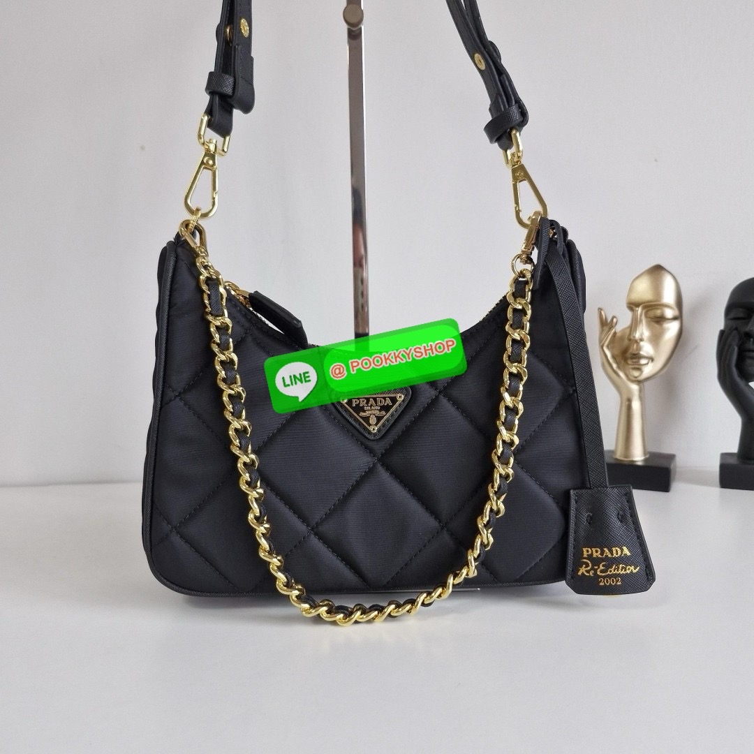 พร้อมส่งอีกครั้ง งานวินเทจสุดคลาสสิค PRADA RE EDITION ที่มาพร้อมสายสะพายสองแบบ สองสไตล์ (ถอดเปลี่ยนได้) อะไหล่ปั้มแบรนด์ทุกจุด วัสดุทำจากผ้า Nylon อย่างดี กันน้ำได้ อยู่ทรงสวย สามารถใส่กระเป๋าตังค์ใบกลางได้ ถอดเปลี่ยนสายได้ เปิดปิดด้วยซิป อะไหล่เงินทั้งใบ