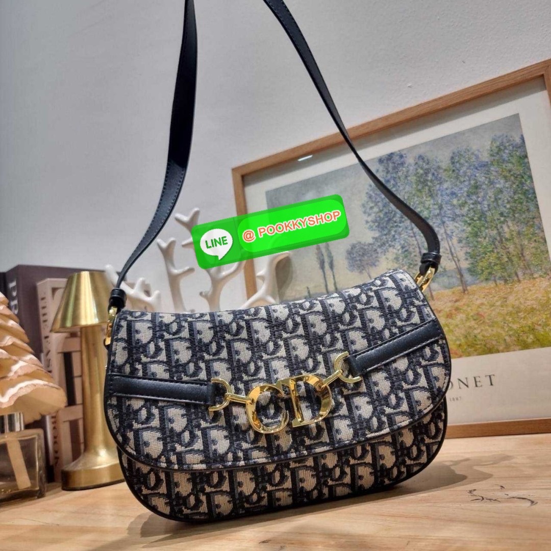 กระเป๋าสะพายทรงสวย ดีไซน์โลโก้โดดเด่นและหรูหรา ดีเทลดูดีมีกิมมิคในตัว