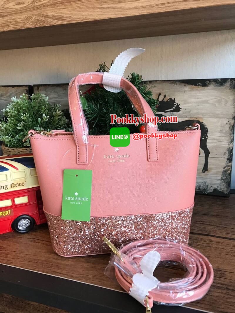 Kate Spade INA Greta Court Glitter Crossbody กระเป๋าถือหรือสะพายใบเล็ก วัสดุหนัง Saffiano สวยหรู ด้านหน้าประดับโลโก้สีทองสวย ก้นกระเป๋ามีดีเทลด้วยGlitter วิ้งๆดูหรู ภายในมีช่องซิปและช่องเล็ก สามารถใส่ ipad mini กระเป๋าสตางค์ใบยาวและของจุกจิกได้เยอะ มีหมุด
