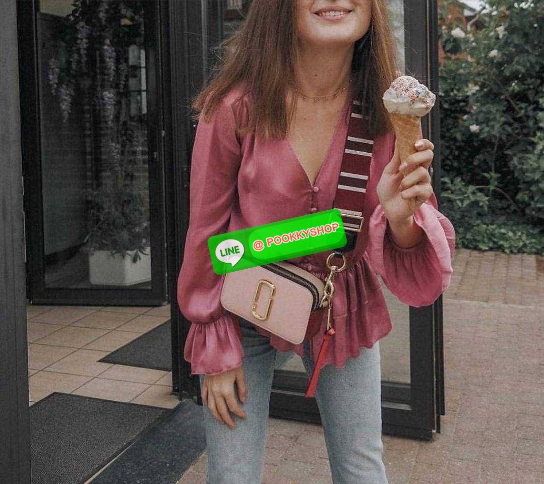 MARC JACOBS THE SNAPSHOT CAMERA BAG ไอเท็มยอดฮิตที่โดดเด่นเป็นเอกลักษณ์ กับกระเป๋าสะพายข้างสุดปัง เรียกได้ว่าไม่ซ้ำใคร!! วัสดุหนังวัว สวยอยู่ทรง เปิด-ปิดกระเป๋าด้วยซิป มีซิปหลัก 2 ช่อง แบ่งสัดส่วนไว้ดีมาก มาพร้อมสายสะพายสปอร์ตเส้นใหญ่ ที่ออกแบบโทนสีมาให้เ