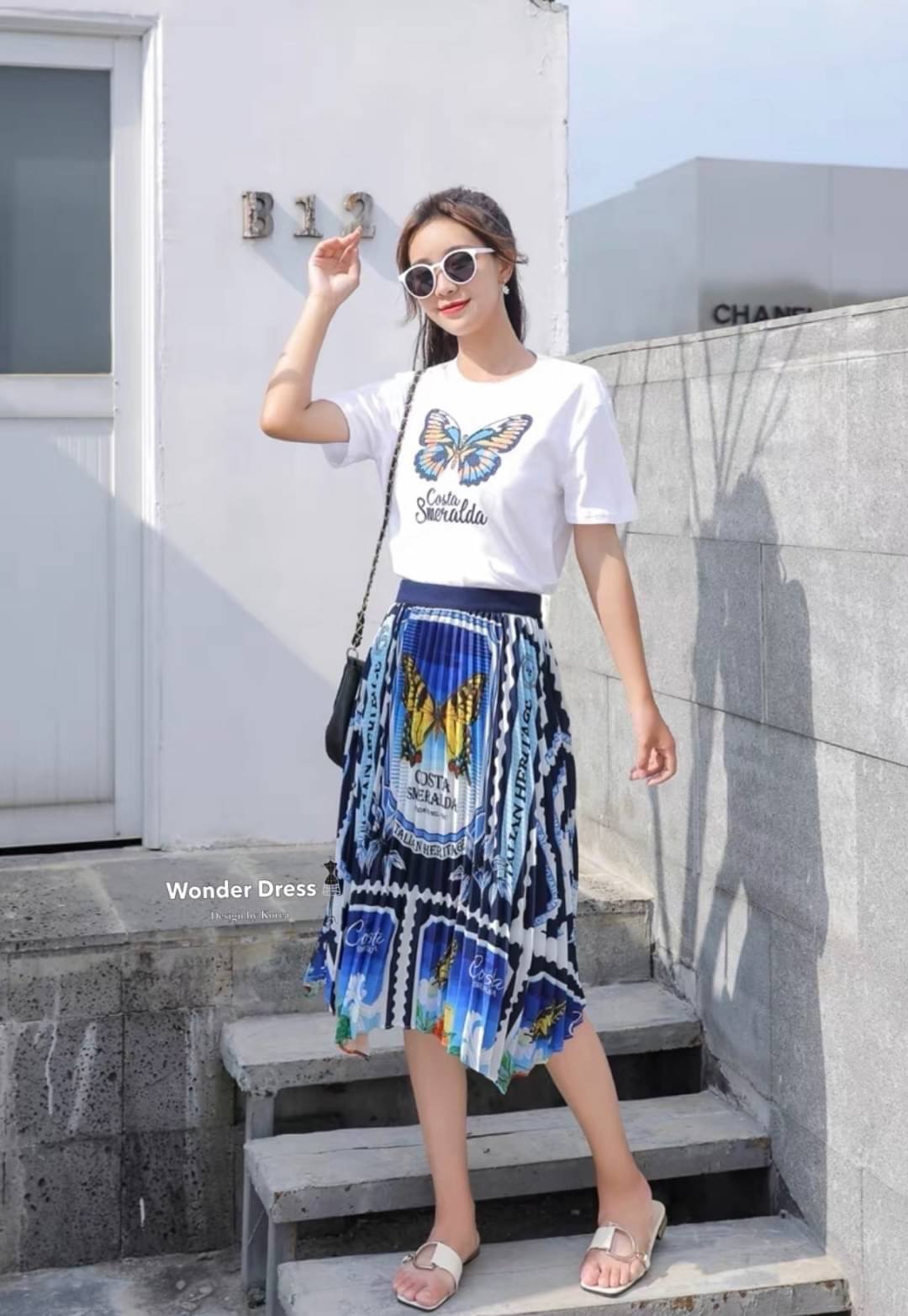 NEW ARRIVAL KOREA DESIGN BY WONDER DRESS สินค้าพร้อมส่งจร้า เซทเสื้อกับกระโปรงงานสวยน่ารักมากคะ ดีเทลเสื้อยืดผ้าคอตตอนสีขาว พิมพ์ลายผีเสื้อสวยงาม จับคู่มากับกระโปรงอัดพีช ลายผีเสื้อโทนสีน้ำเงิน ช่วงเอวกระโปรงเป็นยางยืด สวยงามสวมใส่ได้ตลอดเลยคะ