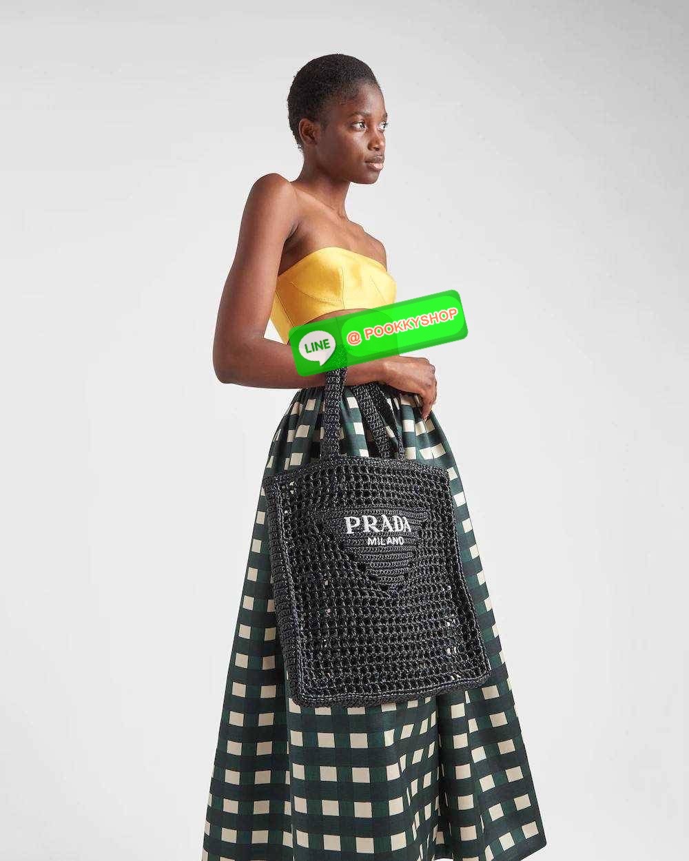 PRADA RAFFIA TOTE BAG สวยไม่ซ้ำใคร สไตล์บีช เหมาะมากกับการสะพายไปเที่ยวทะเล หรือจะใช้ในวันสบายๆก็ตอบโจทย์ กับกระเป๋าสะพายสานใบใหญ่ ตัวกระเป๋าเป็นวัสดุสังเคราห์จากธรรมชาติ สานทอเต็มใบออกมาเป็นลวดลายสวยงาม มีกระเป๋าซับในให้ สำหรับใส่ของเป็นสัดส่วน และรูดปาก