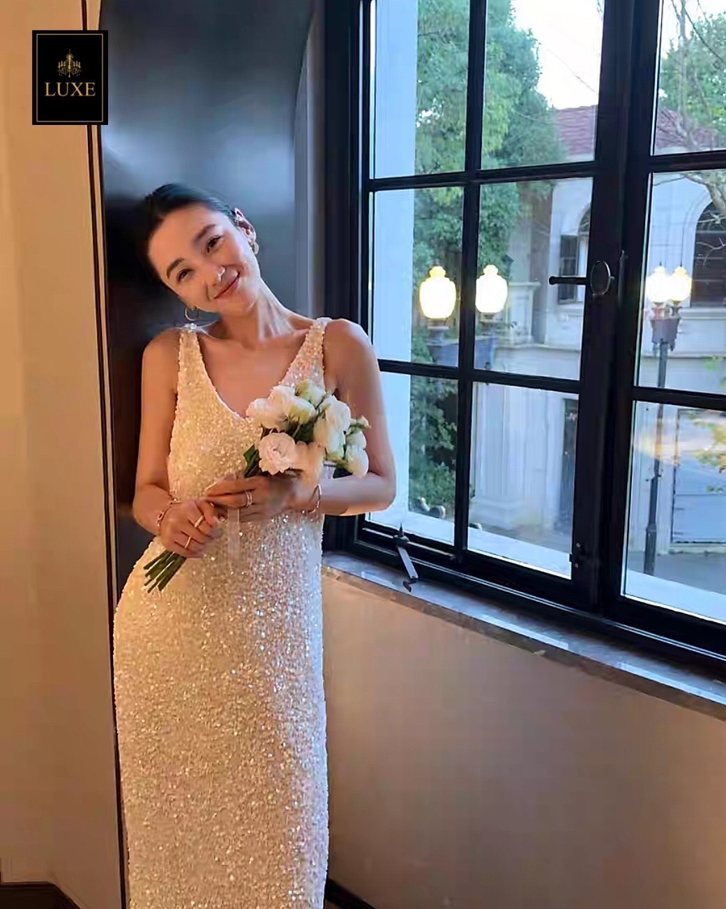 เดรสแฟชั่น เดรสเสื้อคอวีแขนกุด ทรงเข้ารูป