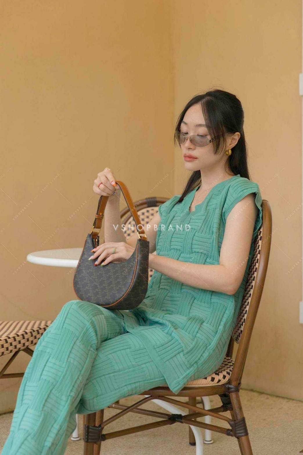 Set เสื้อแขนกุดผ้าไหมพรมถักลาย bot.ttega เข้าเซทกับกางเกงยาวทรงเข้ารูปขาบาน ช่วงเอวสม็อค รุ่นนี้ผ้านุ่มใส่สบายแนะนำเลยค่ะ