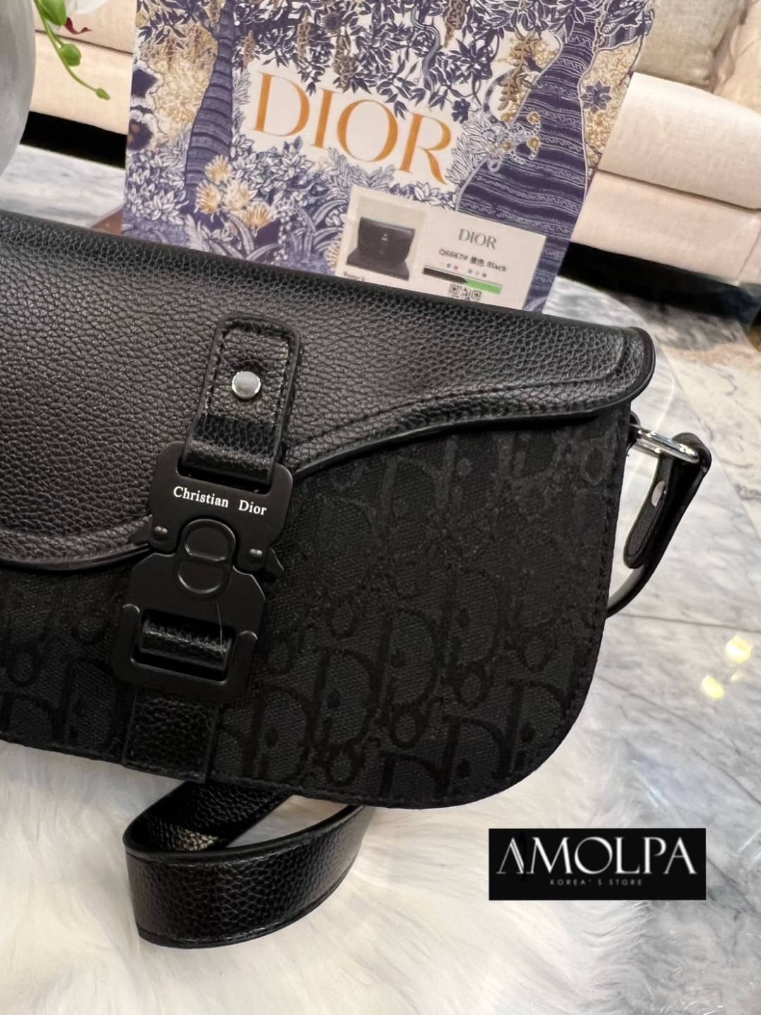 กระเป๋า CHRISTAIN DIOR SADDLE POUCH งานสวยมากก เหล่าบรรดาเซเลปทั้งหลายก็สะพายกัน