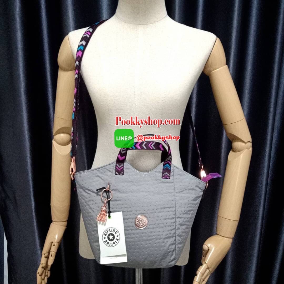 KILING NORI Handbag & Shoulder bag กระเป๋าถือหรือสะพายขนาดกลาง ทำจากวัสดุ ผ้า Nylonเคลือบ+Polyester น้ำหนักเบา จุดเด่นที่ช่องหลักมีขนาดใหญ่ พร้อมช่องซิปแยกย่อย สามารถใส่สัมภาระได้เยอะ มาพร้อมสายสะพายยาว สามารถปรับระดับได้ตามความต้องการ มีพวงกุญแจลิงห้อยตา