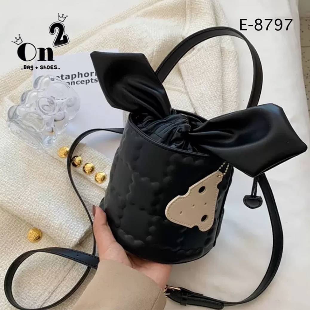 กระเป๋าสะพายแฟชั่นทรงถัง เปิดปิดแบบหูรูด มัดเป็นโบว์น่ารักมากค่ะ มาพร้อมสายสะพายยาว จะถือหรือสะพายก็เริ่ดคร่า