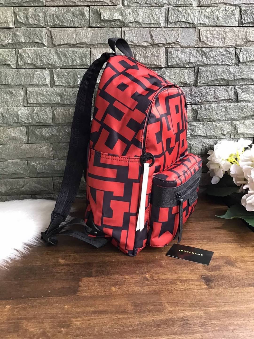 LONGCHAMP LE PLIAGE LGP BACKPACK รายละเอียด • วัสดุ: ผ้าใบ • อะไหล่: นิกเกิล • ตัวกระเป๋า: ผ้าใบโพลีอะไมด์เคลือบด้านใน • ตกแต่ง: หนังวัว รายละเอียดภายนอก • การปิด: ด้วยซิป • สายสะพาย: เลื่อนปรับระดับได้ • ช่อง: 1 ช่องซิป ภายใน • ช่องใส่ของ: 1 ช่อง ช่องด้า