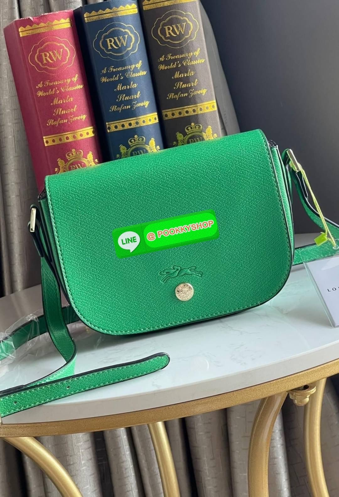 💕Longchamp Epure Crossbody Bag ด้วยรูปแบบที่ชวนให้นึกถึงฝาพับของ Le Pliage กระเป๋าสะพายข้างขนาดเล็กใบนี้มีทั้งความอ่อนเยาว์และความเป็นผู้หญิงในเสน่ห์ของมัน โดดเด่นด้วยรูปทรงกระเป๋าแบบอานม้า ยกย่องให้กับตำนานนักขี่ม้าของ Longchamp EPURE สายสะพายซึ่