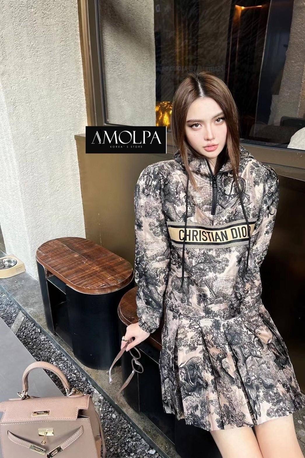 SET HOOD DIOR Classic Original 2023SS ตัวเสื้อเป็นเสื้อคลุมมีฮู๊ดดด มาพร้อมกระโปรงจีบรอบทรงสวย สวยเด่น ผ้าใส่สบายมากกกก เนื้อผ้าดีมากๆค่ะค๊าลูกค้า ใส่แล้วไม่ร้อนระบายความร้อนได้เป็นอย่างดีเลย ผ้าเย็นๆ ใส่สบายสุดๆ แมทซ์กับอะไรก็สวย เข้ากันได้ดี ป้าย Tag DI