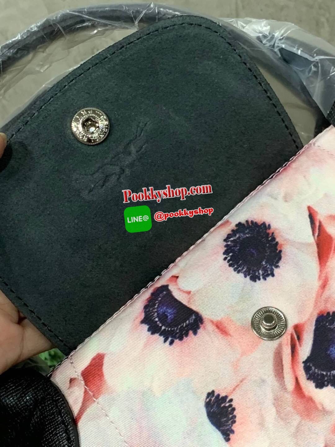 💕Longchamp Le Pliage Anémone Small &Medium อีกหนึ่งคอลเลคชั่นแบบสไตล์ Neo แบบพิมพ์ลาย ลวดลายบนกระเป๋าได้แรงบันดาลใจมาจากหญิงสาวปารีเซียงผู้หลงใหลในศิลปะ สื่อถึงเสน่ห์ของผู้หญิง วัยเยาว์ และความสดใส ได้อย่างแท้จริง นั่นคือ ดอกแอนนีโมนี (Anemones) ด