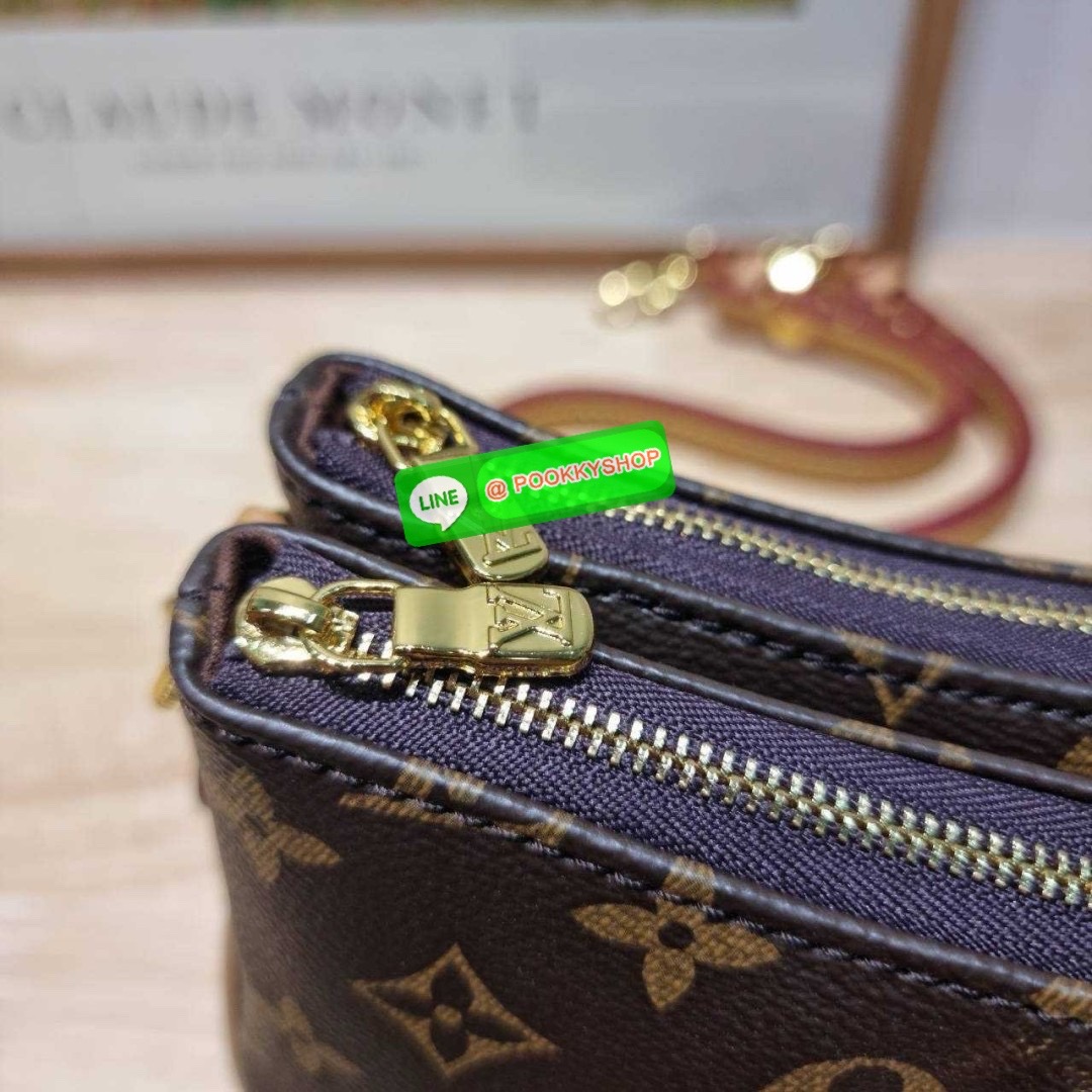 🔆 Model LV liv pochette 🔆 Details ยังคงมีความเป็นเอกลักษณ์ ดีไซน์ลวดลายโมโนแกรมเรียบหรู กับกระเป๋าทรงสวยจากเคาน์เตอร์ dutyfree สวยจับต้องได้ เก๋มากๆ เพลทโลโก้สีทองโดดเด่น มาพร้อมสายสะพายถึง 2 แบบ สายโซ่และสายหนัง ที่สามารถปรับใช้สร้างลุคได