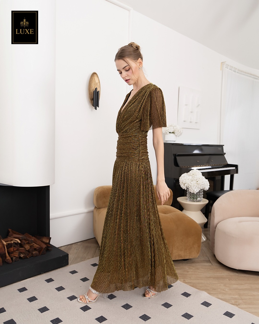 เดรสแฟชั่น แม็กซี่เดรสเสื้อคอวีป้าย แขนระบาย กระโปรงจับเดรปเข้ารูปตรงสะโพก ต่อชายกระโปรงบาน