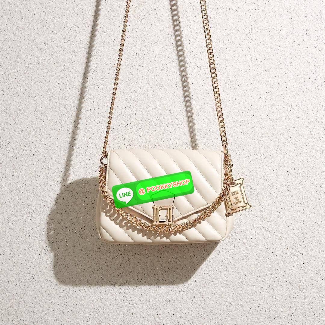 Lyn กระเป๋าทรงน่ารักปุ๊กปิ๊ก สายสะพายโซ่ทอง เปิดปิดด้วยกระดุมแม่เหล็ก ฐานกว้างใส่ของได้เยอะ