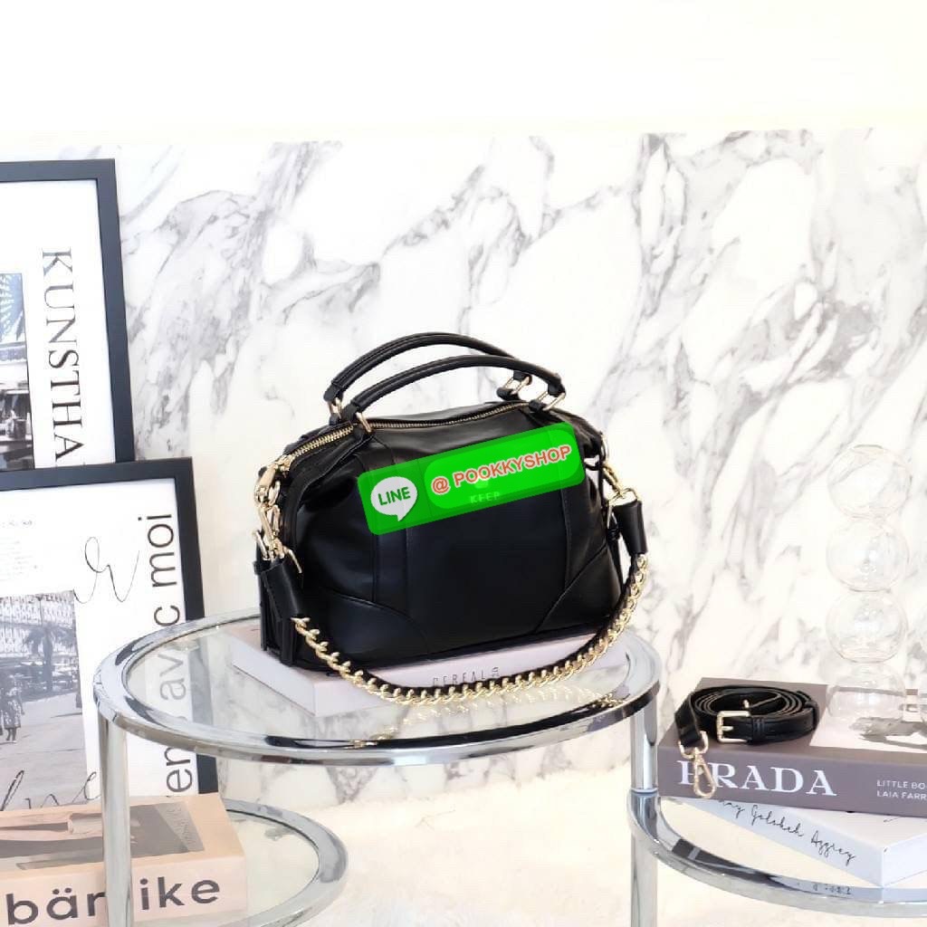 รุ่นขายดีเข้าเพิ่มนะคะ KEEP รุ่น ‘ Ella ‘ bag ทรง Pillow ( ทรงหมอน ) ที่สาวๆ ถามหา กลับมาแล้วค่า พร้อมฟังก์ชันจัดเต็มเหมือนเดิม ใบนี้ size M ใส่ กระเป๋าสตางค์ยาวได้ ใส่ไอแพดได้ ใครต้องการกระเป๋าที่ใช้ได้ทุกวัน ใส่ของครบ แอดมินแนะนำใบนี้เลยค่า สวย คุ้มแน่น