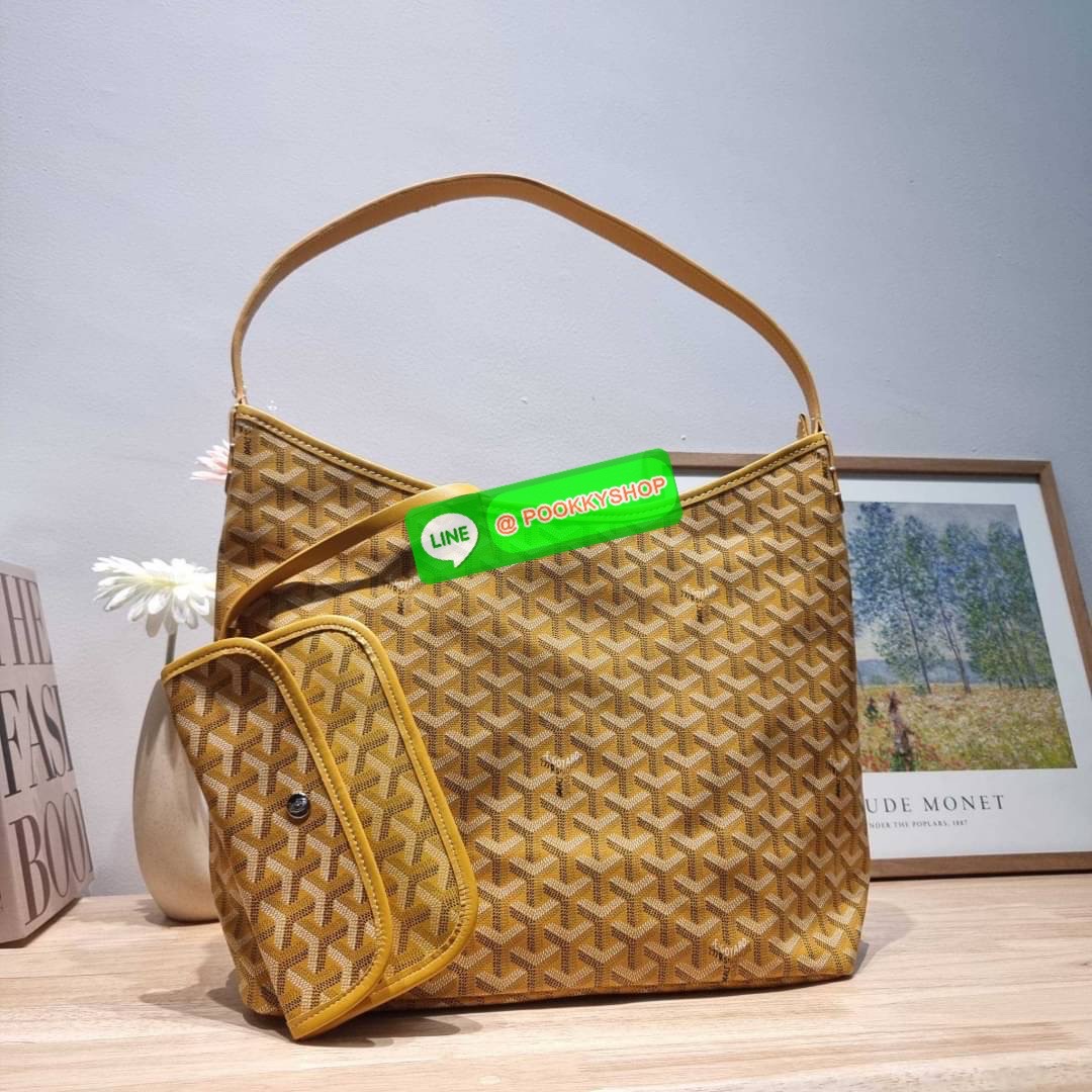 GOYARD BOHEME HOBO BAG ใหม่สุดคุ้ม กับกระเป๋าสะพายทรงโฮโบ ใบใหญ่จุใจ!! มาครบสีขายดี เลิศทุกสี รูปทรงคลาสสิค ดีไซน์เป็นเอกลักษณ์ วัสดุหนังแคนวาสพิมพ์ลายสวยคม ปากกระเป๋ามีซิปเปิด-ปิดกันของหล่นได้ ภายในโล่งกว้างมาก มาพร้อมสายคล้องในตัว ทนทาน สะพายสวยๆได้ทุกว
