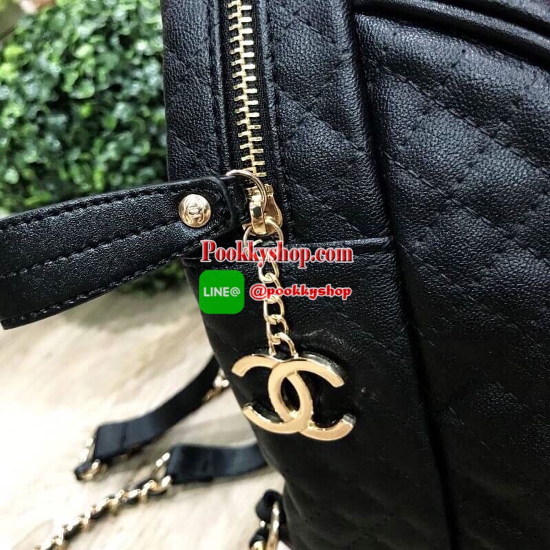 พร้อมส่งไอเท็มขายดี! NEW ARRIVAL! Chanel Backpack VIP Gift With Purchase (GWP) กระเป๋าสะพายเป้ Limited Edition พรีเมี่ยมกิ้ฟจาก Chanel Perfume Counter ขนาดใหญ่กำลังดี น้ำหนักเบา วัสดุหนังลายตารางด้านหน้าปักโลโก้แบรนด์หรู เปิดปิดด้วยซิปสะดวกใช้ หัวซิปแบรนด