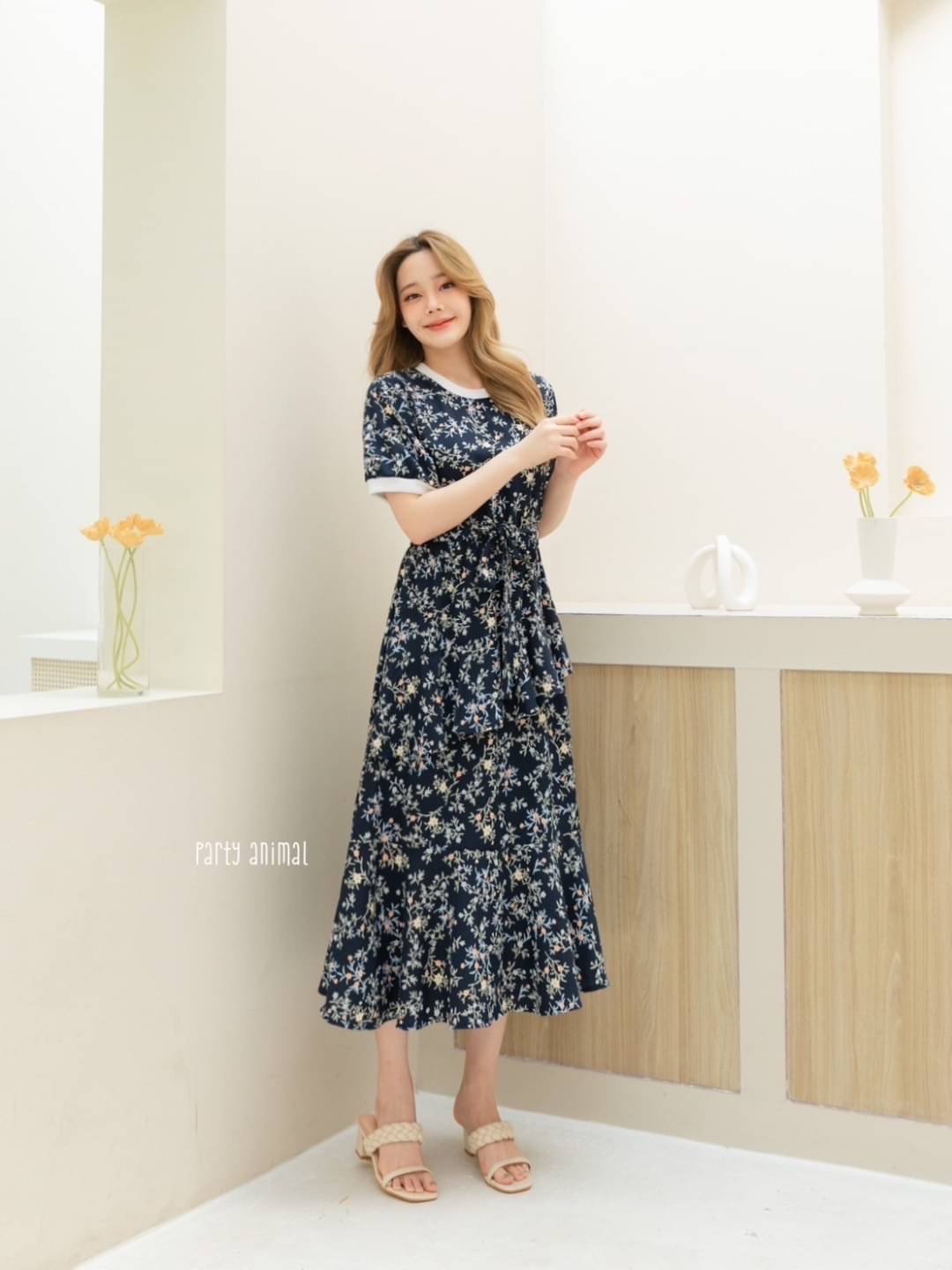 Maxi dress ทรงคอกลมเอวยางยืด ต่อชายกระโปรงหางปลาสวยค่ะ ด้านหน้าดีไซน์แต่งระบายเฉียงเล็กๆช่วงกระโปรง เนื้อผ้าโพลีเอสเตอร์พริ้วๆนุ่มใส่สบาย งานมีซับในกระโปรง ซิปหลัง มาพร้อมเชือกผูกเอวค้า 2ลาย