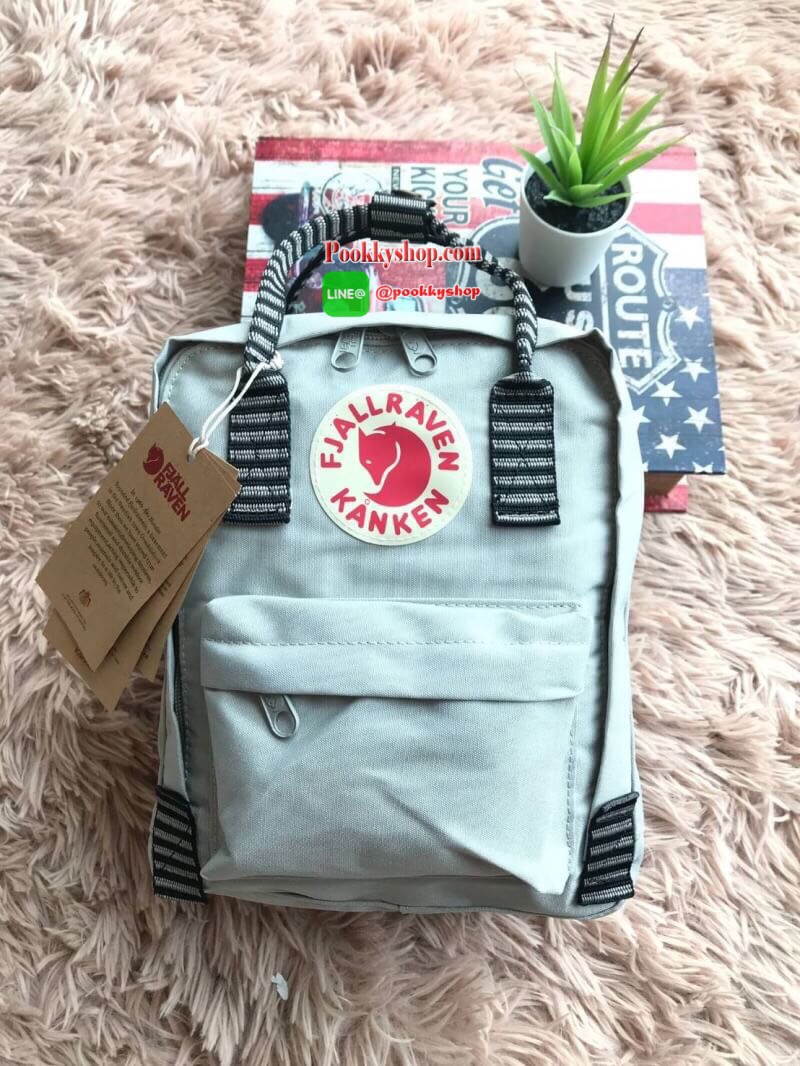 Kanken backpack รุ่น mini แบรนด์ดังจากสวีเดนที่นิยมกันมากในหมู่วัยรุ่น กระเป๋าเป้ที่มีน้ำหนักเบา แต่มีความทนทาน และช่องว่างต่างๆมากขึ้น มีซิปหน้าสำหรับใส่ของกระจุกกระจิก และหูหิ้วทั้งด้านหน้าและด้านหลัง สำหรับการหิ้วถือได้สะดวก ใส่มินิไอแพค กระเป๋าสตางค์ย